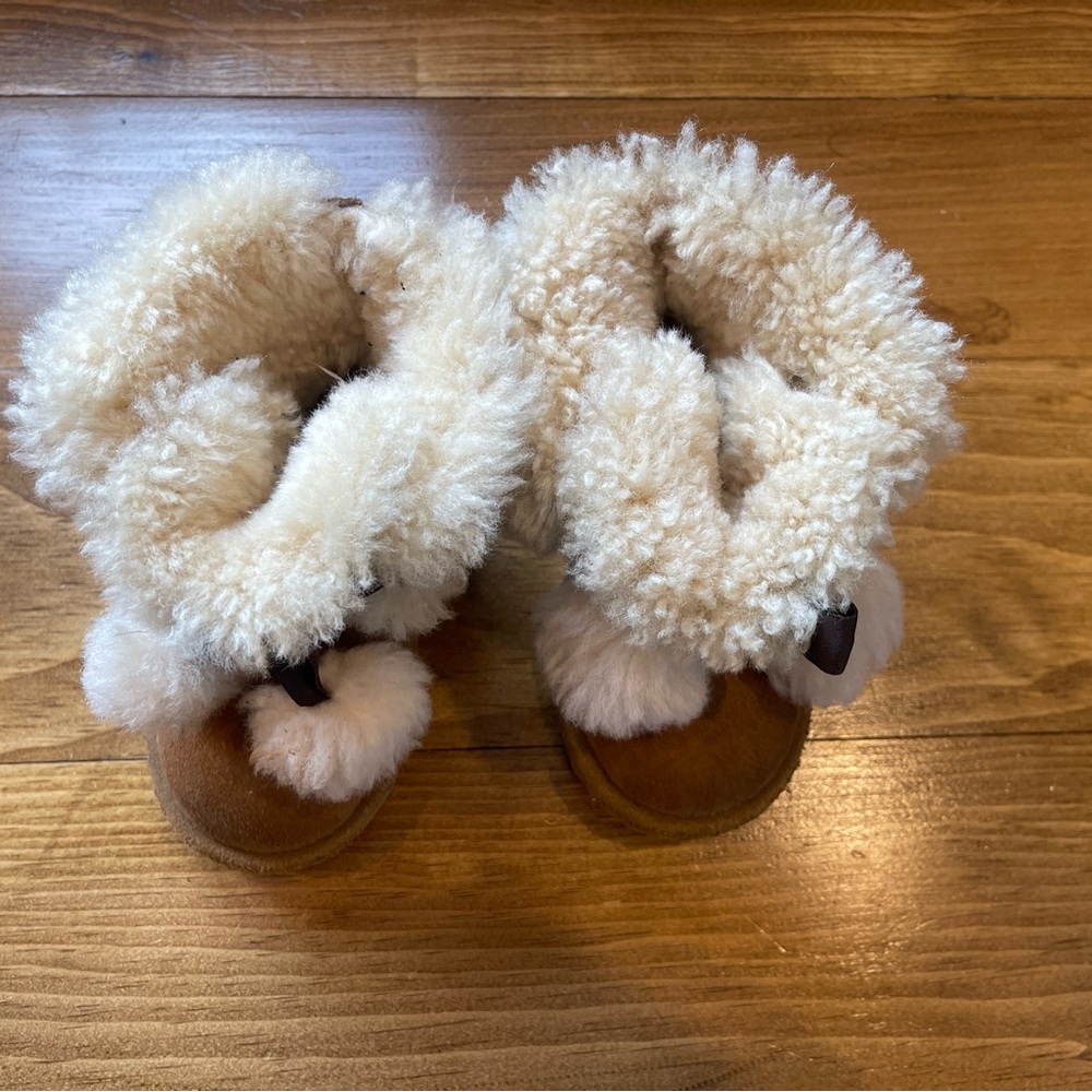 Gently used toddler Uggs, size 7. With original box - Picture 4 of 6